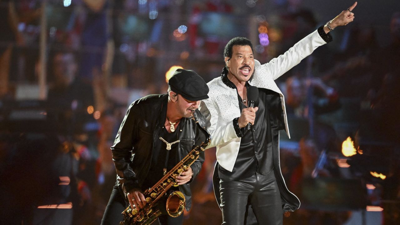 International superstar and "American Idol" host Lionel Richie gets the crowd swaying with a couple of his hits.