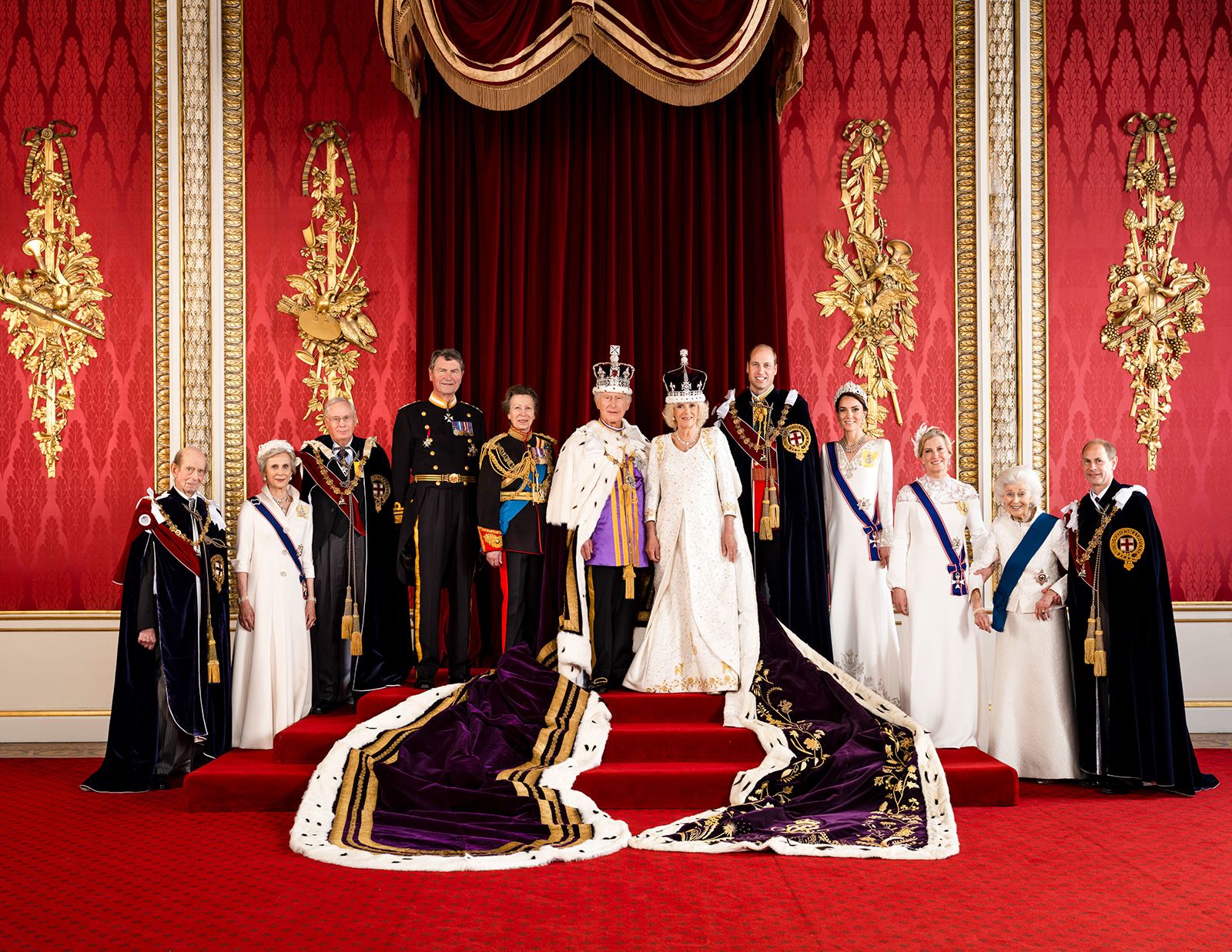 The King and Queen pose for a portrait flanked by working royals.