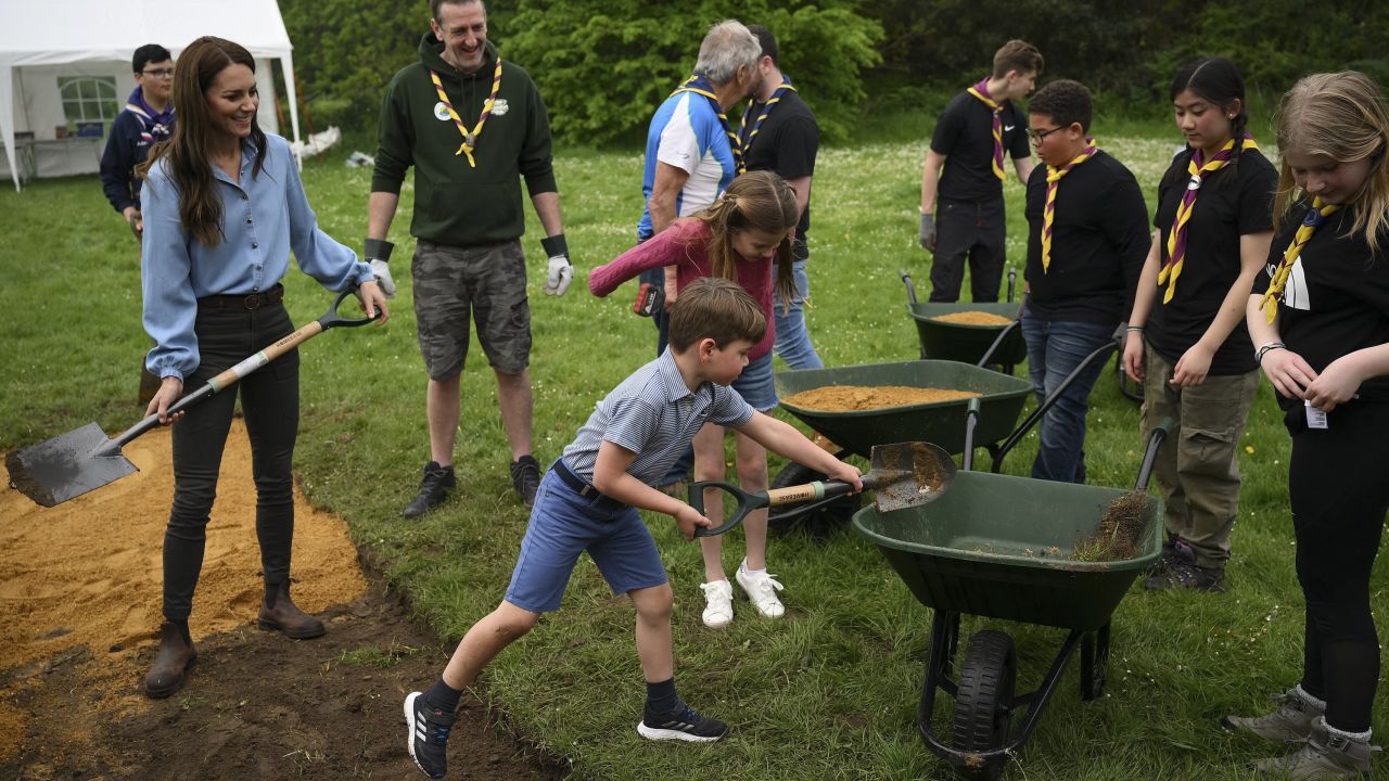 The royals were helping the scouts to reset a path during the massive volunteering event. 