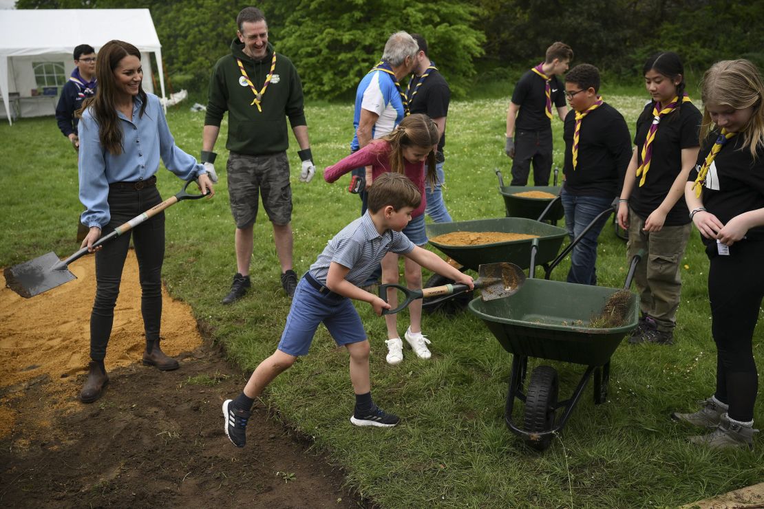 The royals were helping the scouts to reset a path during the massive volunteering event. 