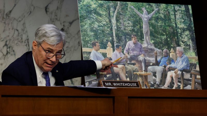 NextImg:Senate Democrats turn up pressure on Clarence Thomas' billionaire friend by demanding accounting of gifts | CNN Politics