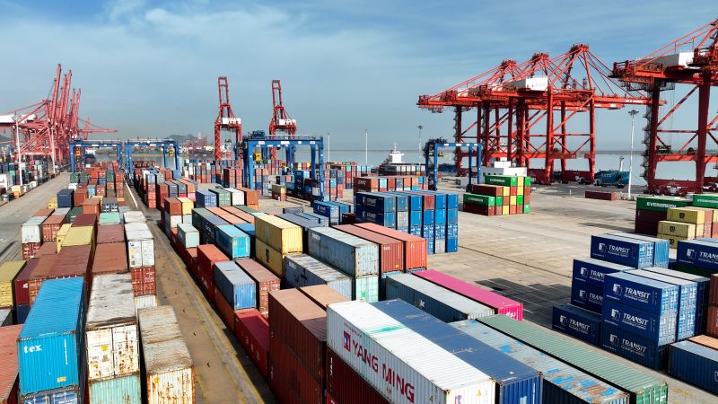 NextImg:China's shrinking imports, slower exports growth darken economic outlook | CNN Business
