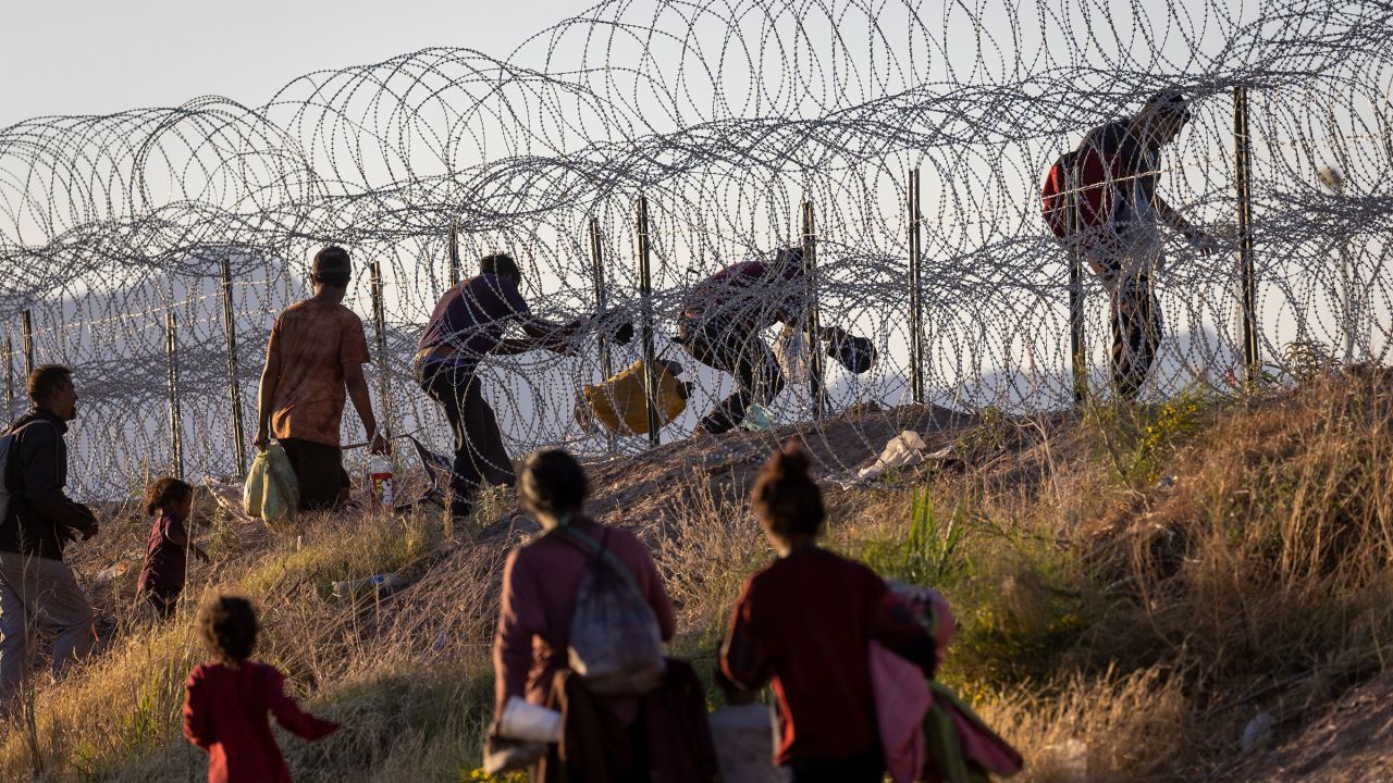 Migrants living on the streets of El Paso are urged to turn themselves in to immigration authorities as expiration of Title 42 looms | CNN