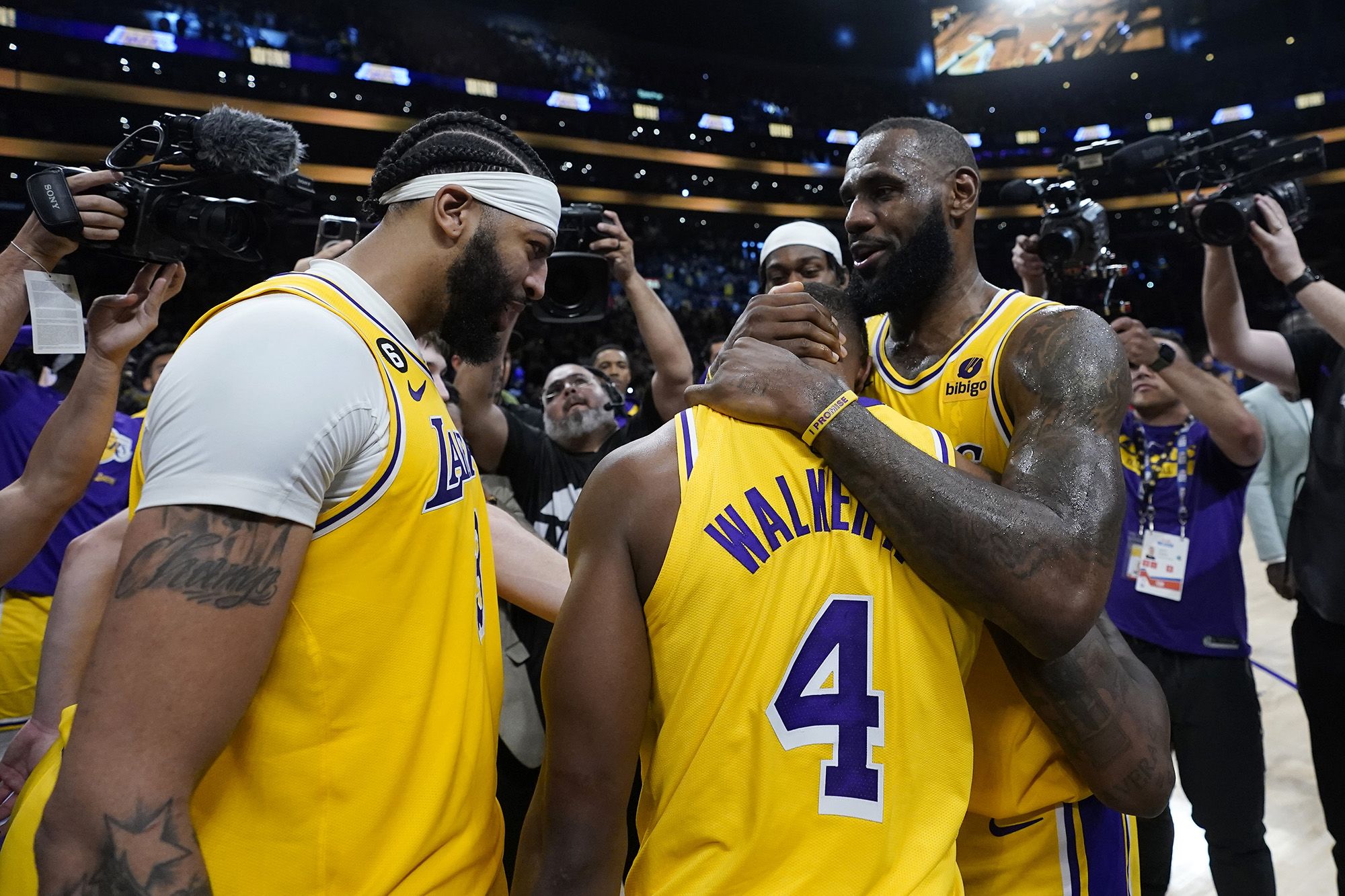 Lakers vs. Warriors score: L.A. takes 3-1 series lead with help from  unlikely hero in Game 4 