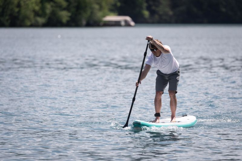 Self deals propelled surfboard