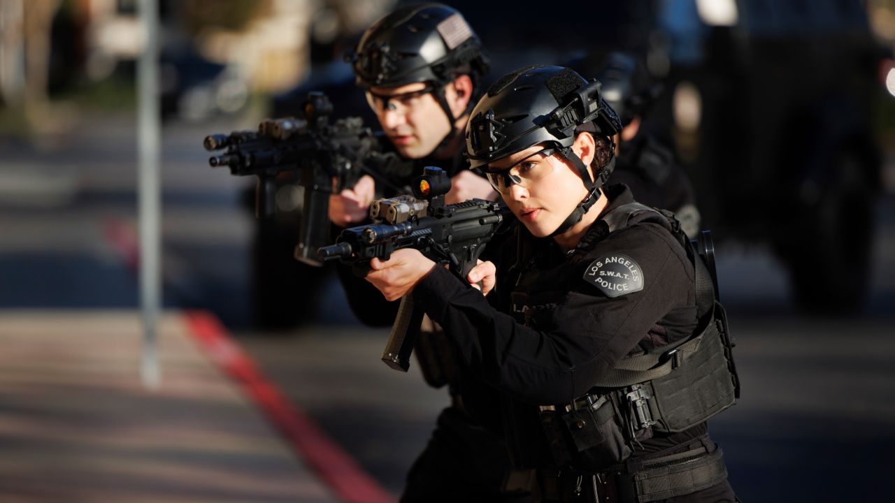 Alex Russell as Jim Street and Anna Enger Ritch as Powell in "S.W.A.T." 