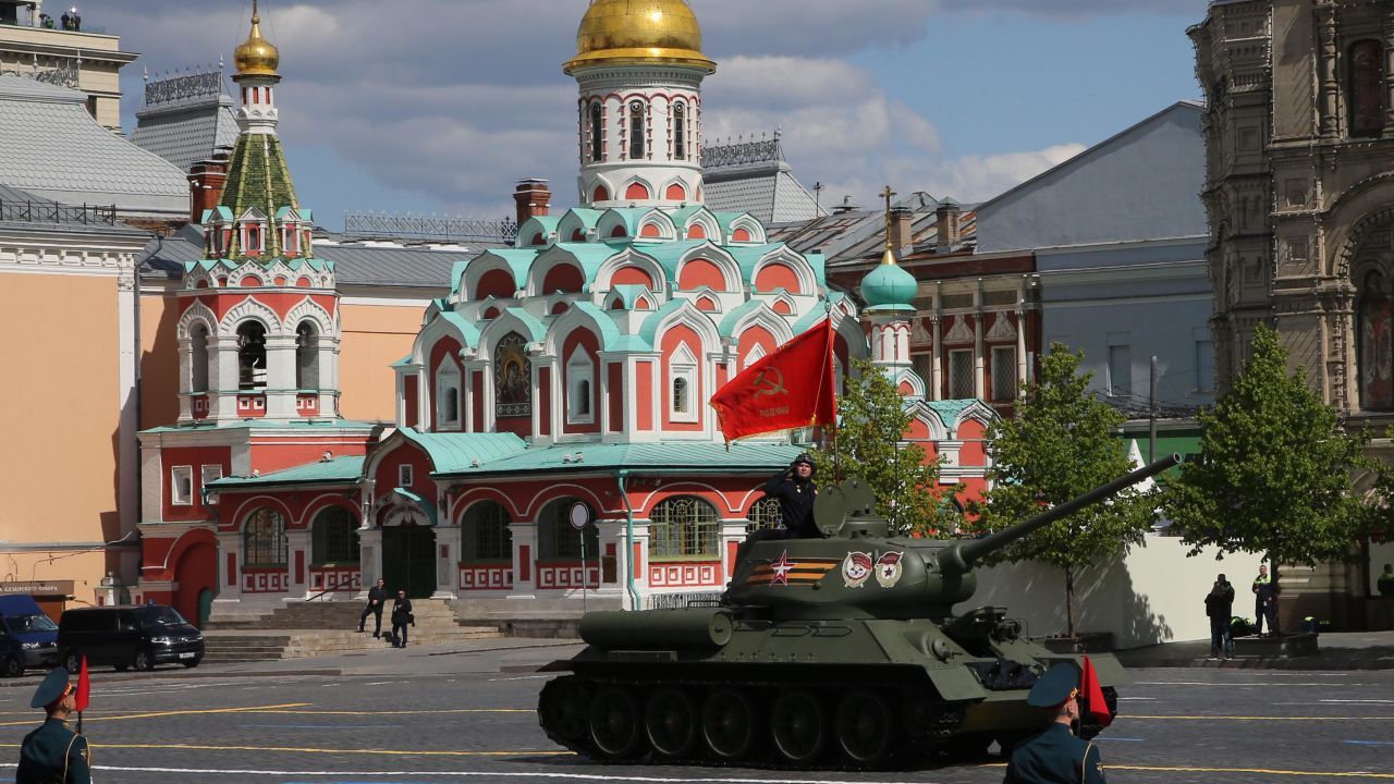 Un solitario tanque T-34 de la era soviética encabeza la procesión en Moscú, en contraste con la amplia gama de equipos militares exhibidos en desfiles anteriores del Día de la Victoria.