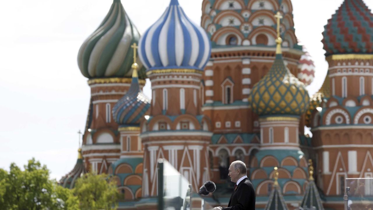 A pesar de la pompa del desfile, Putin está mostrando una figura cada vez más aislada.