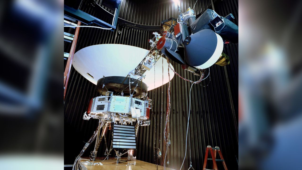 The Voyager proof test model, seen here in 1976, has a platform showcasing several of the science instruments.