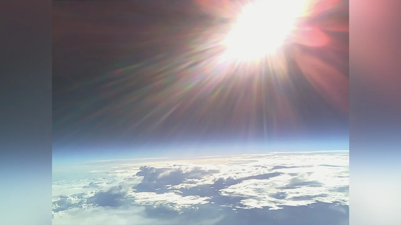Essa imagem retrata um dos balões de ar quente movidos por energia solar do Sandia National Laboratories, capturada a uma altitude de aproximadamente 13 milhas (21 quilômetros) acima da superfície terrestre.