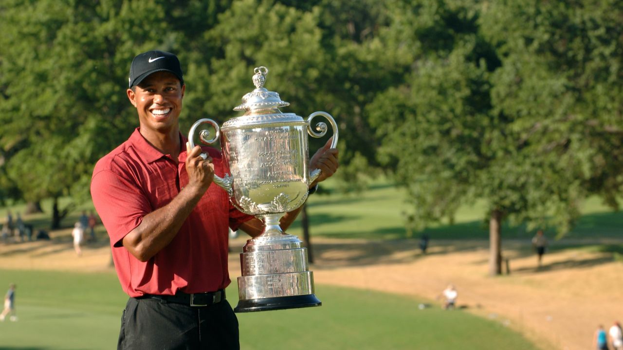 Woods celebrates his fourth PGA Championship victory in 2007.