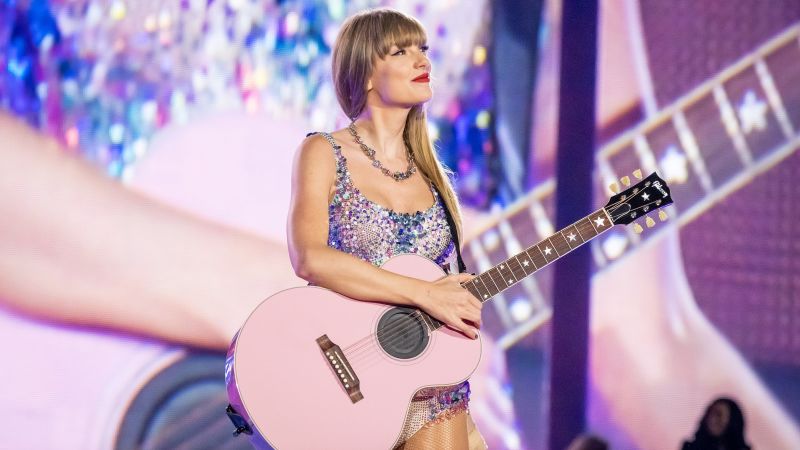 NextImg:Taylor Swift speculation turns book into bestseller | CNN
