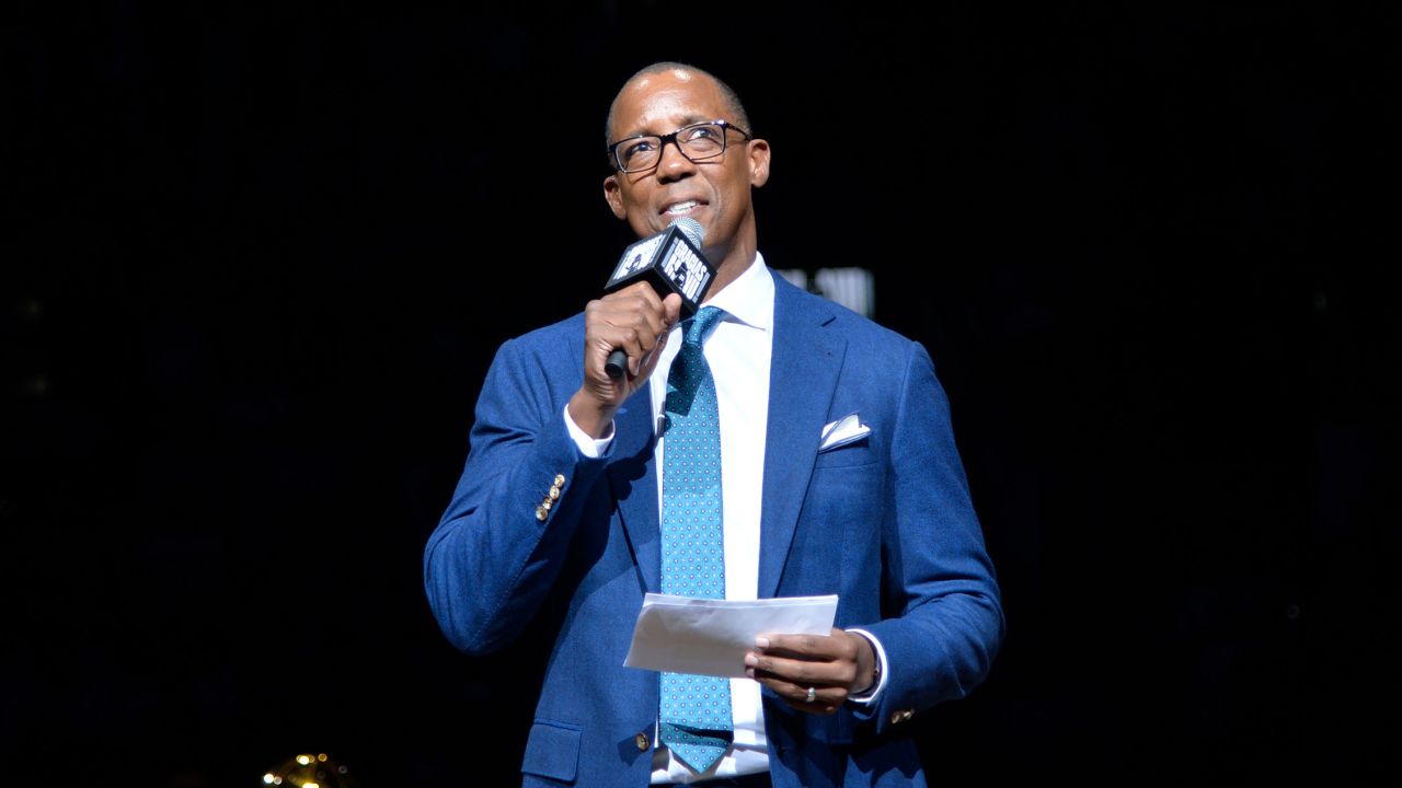 San Antonio Spurs TV Analyst Sean Elliot gives a speech during Manu Ginobili's Jersey Retirement Ceremony on March 28, 2018 at the AT&T Center in San Antonio, Texas.