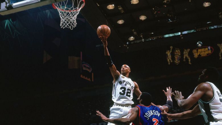 SAN ANTONIO - JUNE 16:  Sean Elliott #32 of the San Antonio Spurs shoots against Larry Johnson #2 of the New York Knicks during Game One of the 1999 NBA Finals played on June 16, 1999 at the Alamodome in San Antonio, Texas.  NOTE TO USER: User expressly acknowledges that, by downloading and or using this photograph, User is consenting to the terms and conditions of the Getty Images License agreement. Mandatory Copyright Notice: Copyright 1999 NBAE (Photo by Nathaniel S. Butler/NBAE via Getty Images)