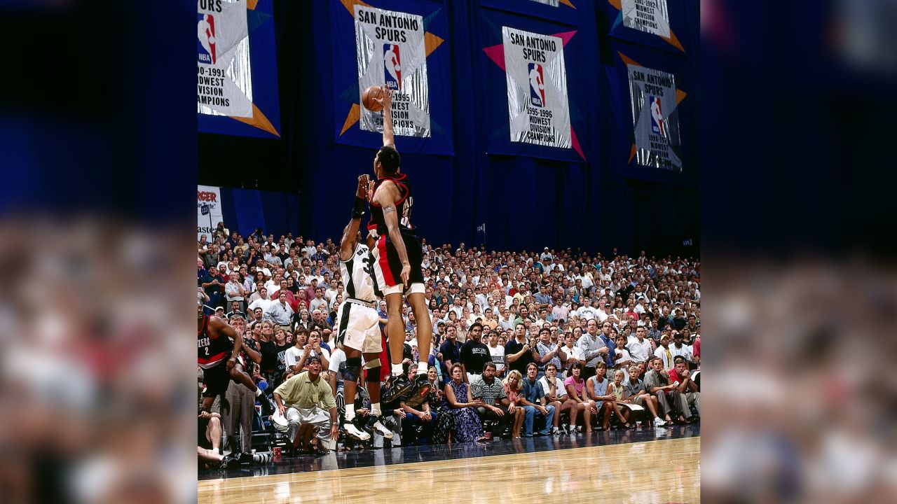 Sean Elliot #32 of the San Antonio Spurs shoots the game winning basket against the Portland Trail Blazers during game 2 of the NBA Western Conference Finals on May 31, 1999 at the Alamo Dome in San Antonio, Texas.