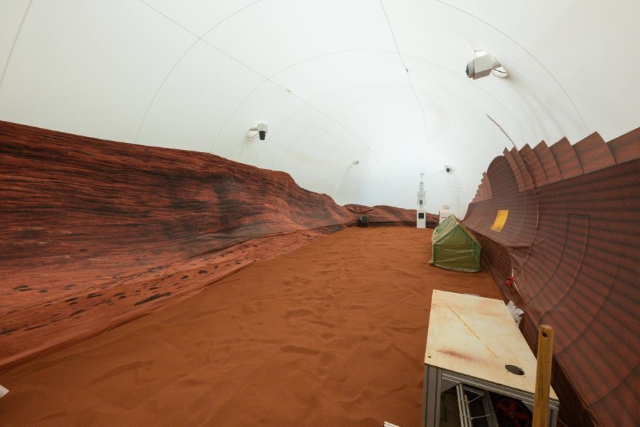 Mars on Earth: NASA researchers will spend a year living in a simulated  habitat