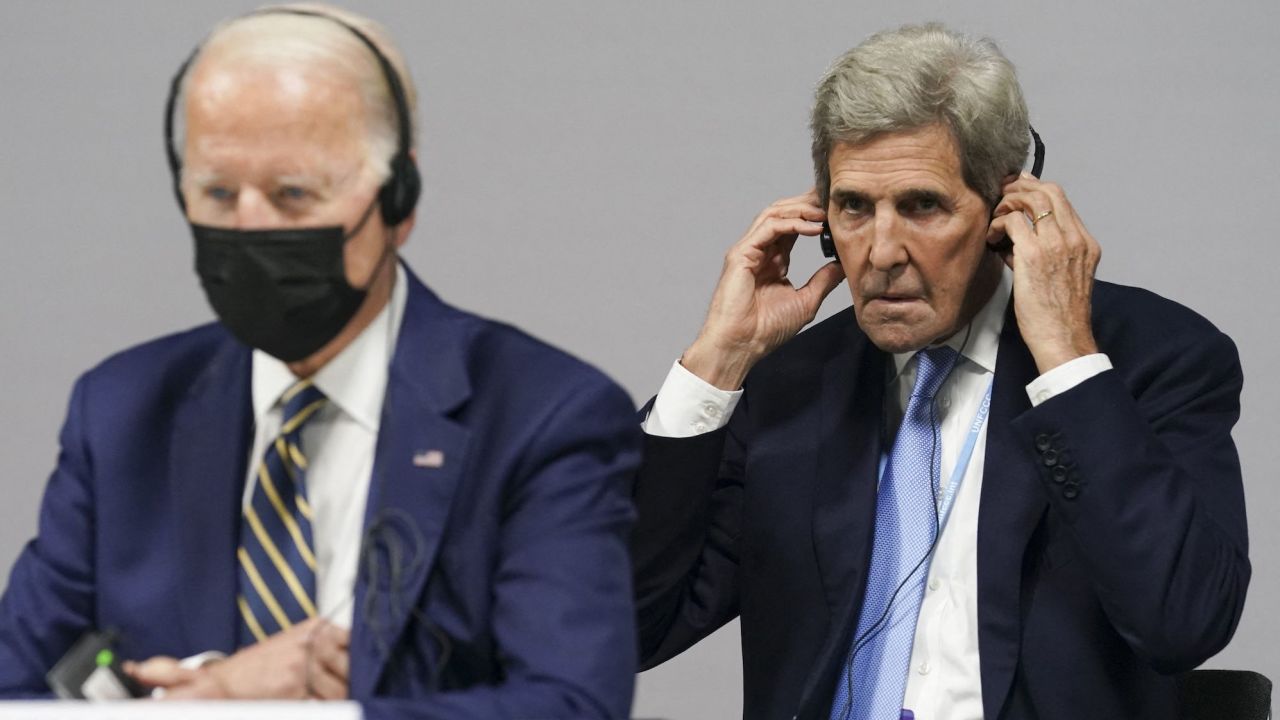Kerry and Biden at the COP26 UN climate summit in Glasgow in November 2021.