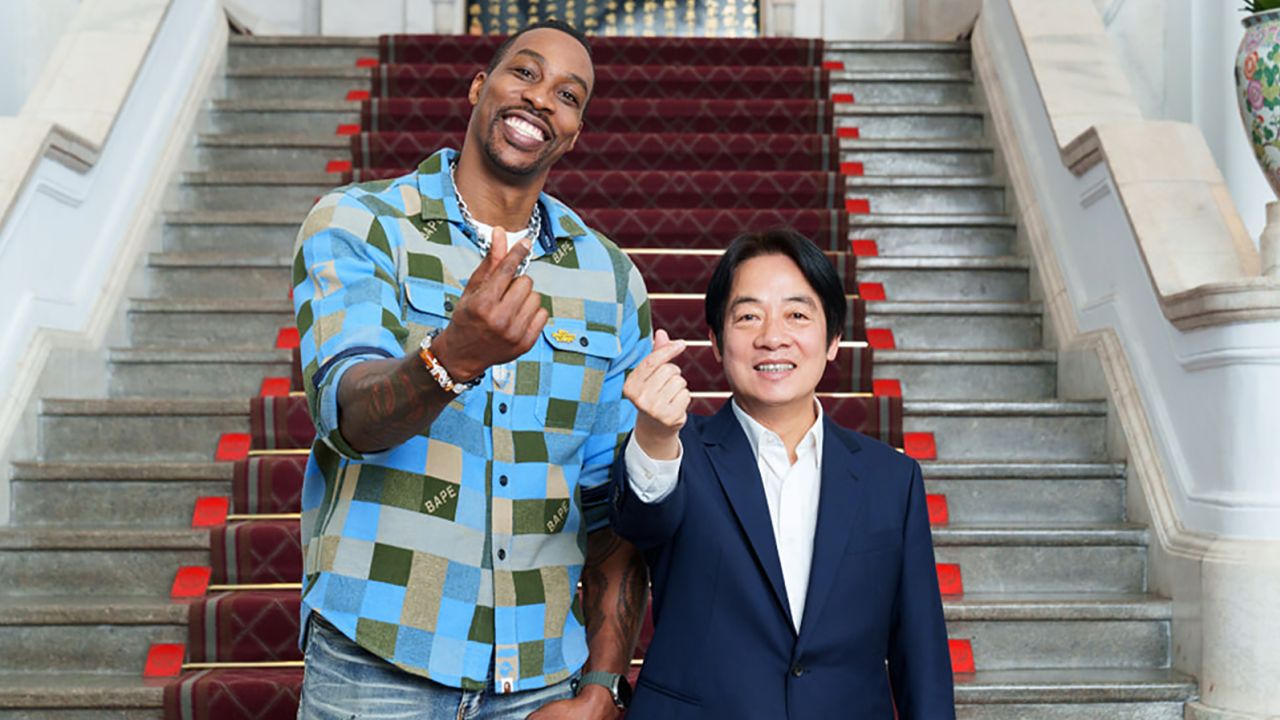 Former NBA star Dwight Howard poses for a photo with Taiwan Vice President William Lai.