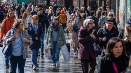 Пазаруващите се разхождат по Оксфорд Стрийт в Лондон, Обединеното кралство, в петък, 24 март 2023 г. Фотограф: Chris J. Ratcliffe/Bloomberg чрез Getty Images. 