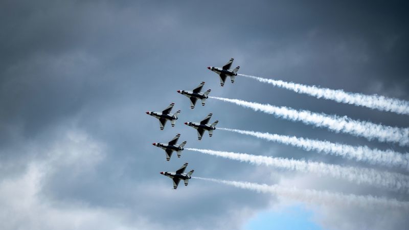 Alors que le recrutement militaire américain diminue, les pilotes de démonstration d’élite de l’armée de l’air cherchent à être un “phare d’excellence”