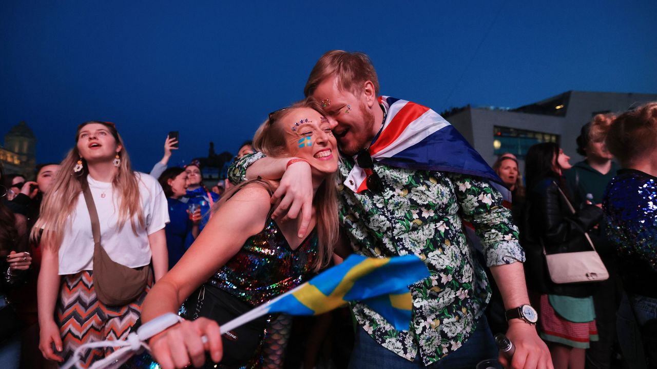 Los fanáticos de Eurovisión disfrutan del ambiente de fiesta mientras se reúnen en Liverpool para ver la final del Festival de la Canción de Eurovisión.