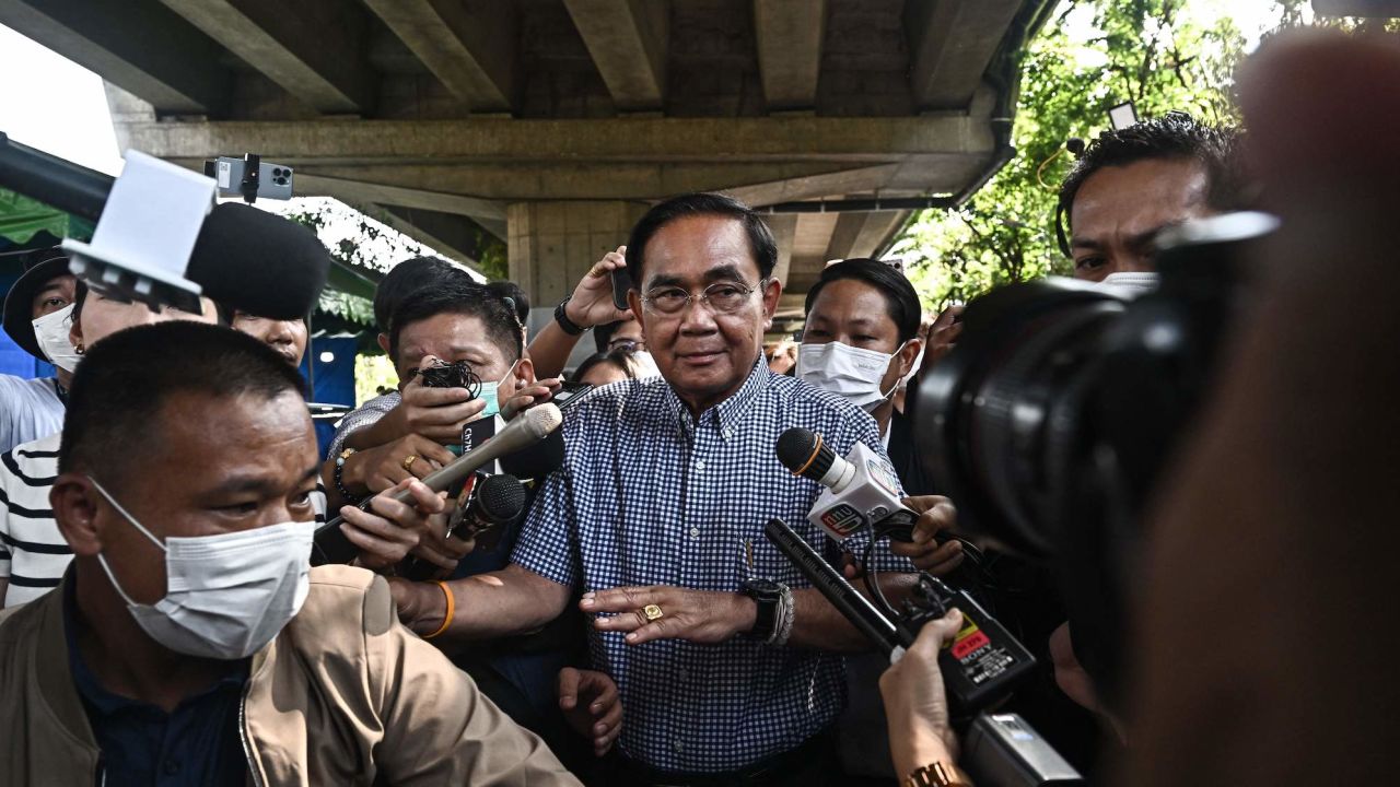 Kandidat Perdana Menteri Thailand dan Partai Persatuan Bangsa Thailand Prayut Chan-o-Cha pergi setelah memberikan suaranya di tempat pemungutan suara di Bangkok pada 14 Mei 2023.
