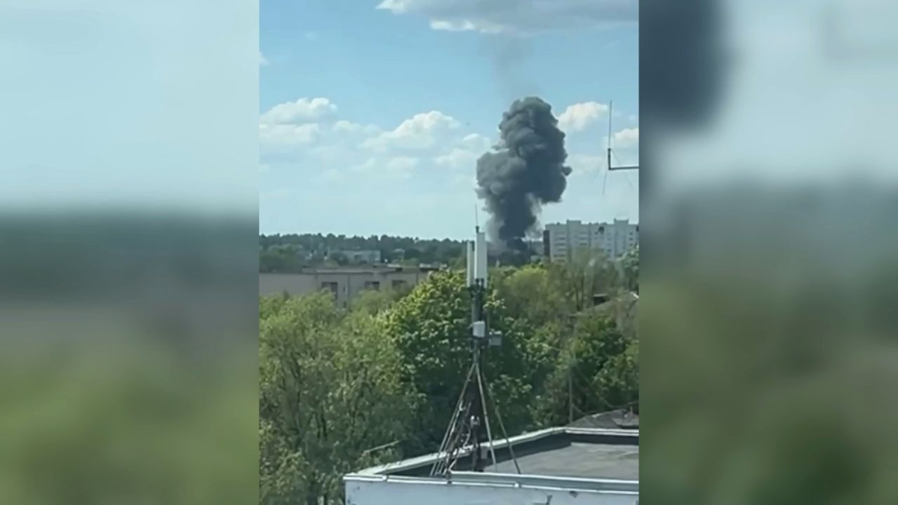 Дым поднимается после крушения военного самолета Су-34 в Брянске, Россия, 13 мая. 