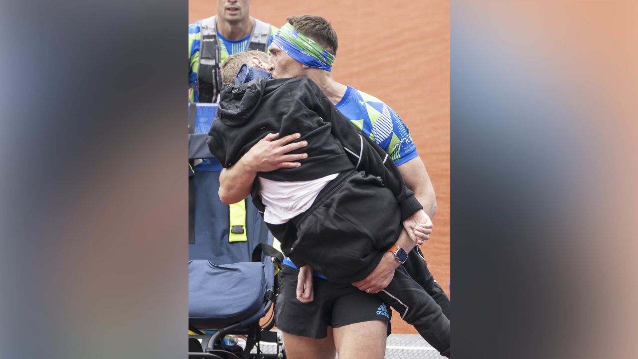 Sinfield kisses Burrow as the pair cross the finish line.
