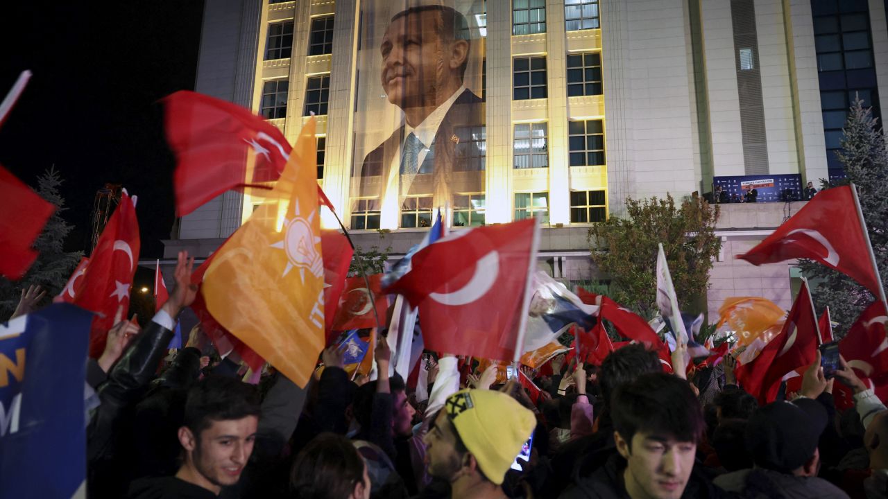 Los partidarios de Erdogan ondean banderas frente a la sede del Partido de la Justicia y el Desarrollo (AK) en Ankara, Turquía, después de que al presidente le fuera mejor en la primera vuelta de lo que sugerían las encuestas preelectorales.