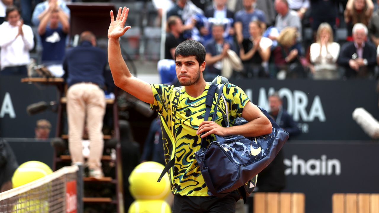 Alcaraz leaves the court following his defeat to Marozsán. 