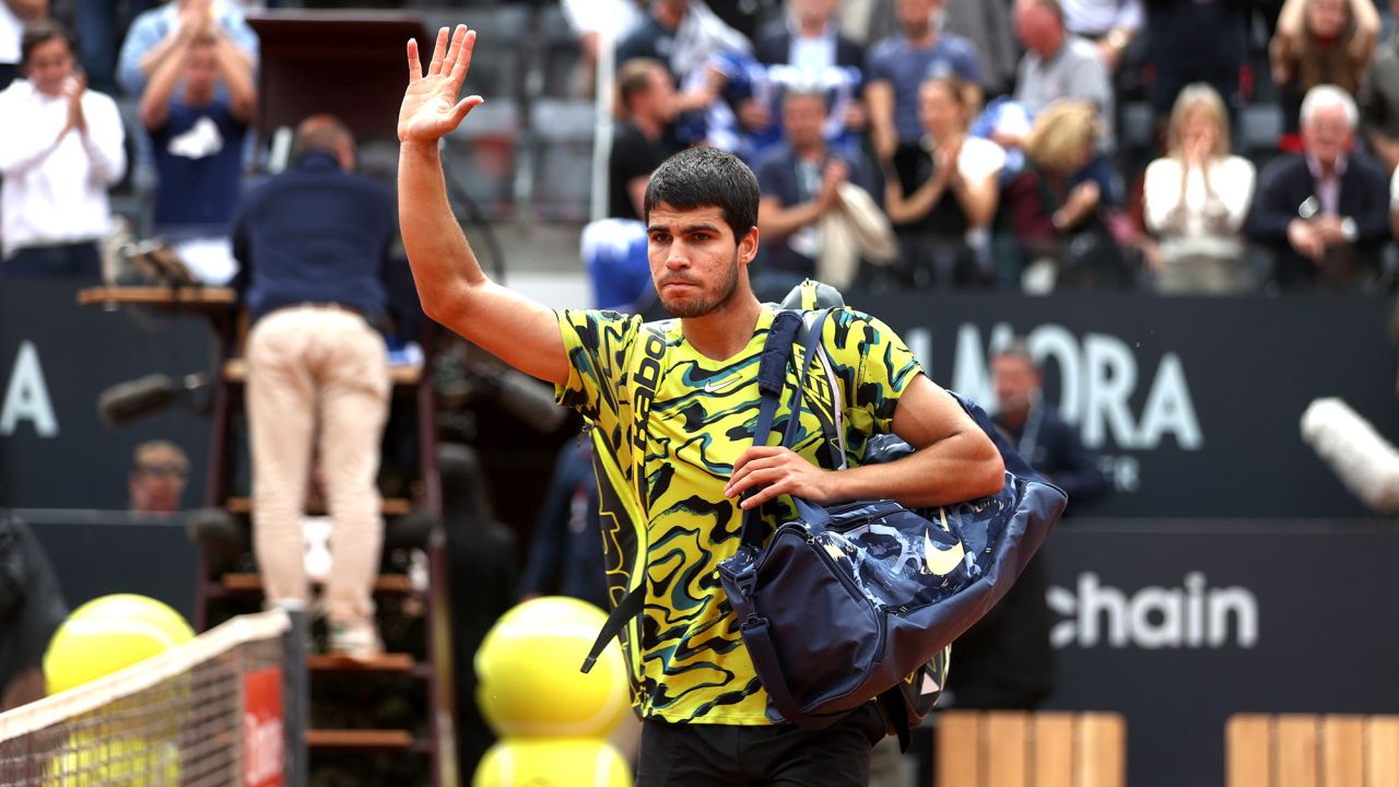 Alcaraz leaves the court following his defeat to Marozsán.
