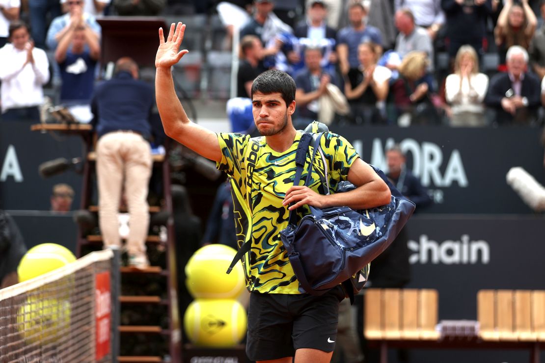 Alcaraz leaves the court following his defeat to Marozsán. 