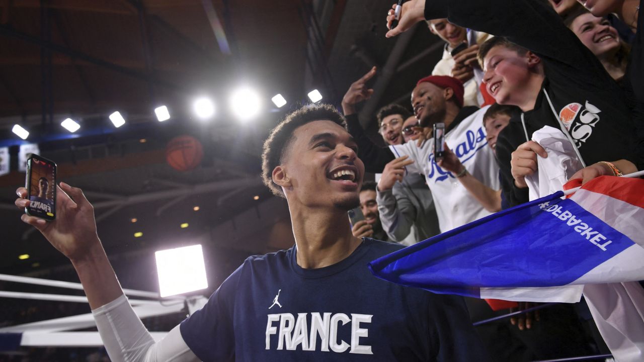 France's Victor Wembanyama (C) poses with his supporters after the FIBA Basketball World Cup 2023 Qualifiers match between France and Bosnia-Herzegovina in Pau, southwestern France, on November 14, 2022. (Photo by GAIZKA IROZ / AFP) (Photo by GAIZKA IROZ/AFP via Getty Images)