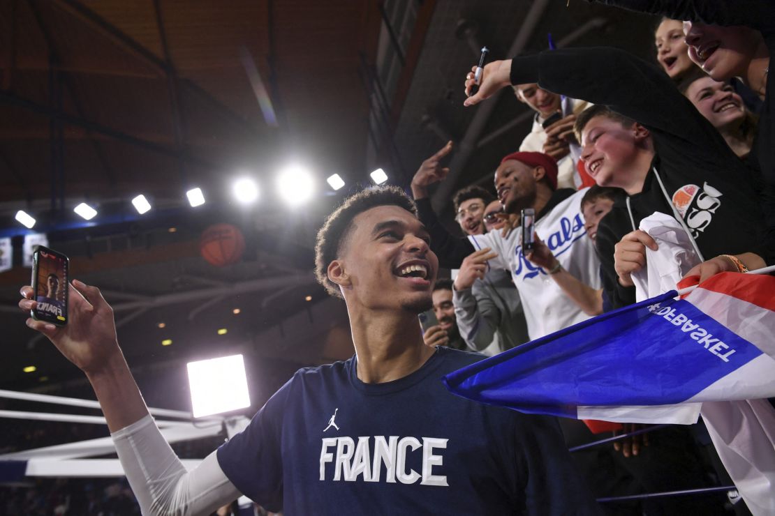 Wembanyama poses with his supporters after the FIBA Basketball World Cup 2023 match between France and Bosnia-Herzegovina.