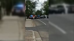 Потребителят на Facebook Лари Жакес засне това видео на полицейската реакция след стрелбата във Фармингтън, Ню Мексико в понеделник. Той каза, че е в безопасност, но това се случва на около една пресечка от него.
Видеото е заснето на кръстовището на Dustin Avenue и E. Comanche Street във Фармингтън.
Полиция и коли на спешна помощ могат да се видят на около пресечка по-нагоре по улицата от мястото, където той снимаше. Той се огледа наоколо, за да покаже няколко коли за спешна помощ по близките улици и паркинг.
