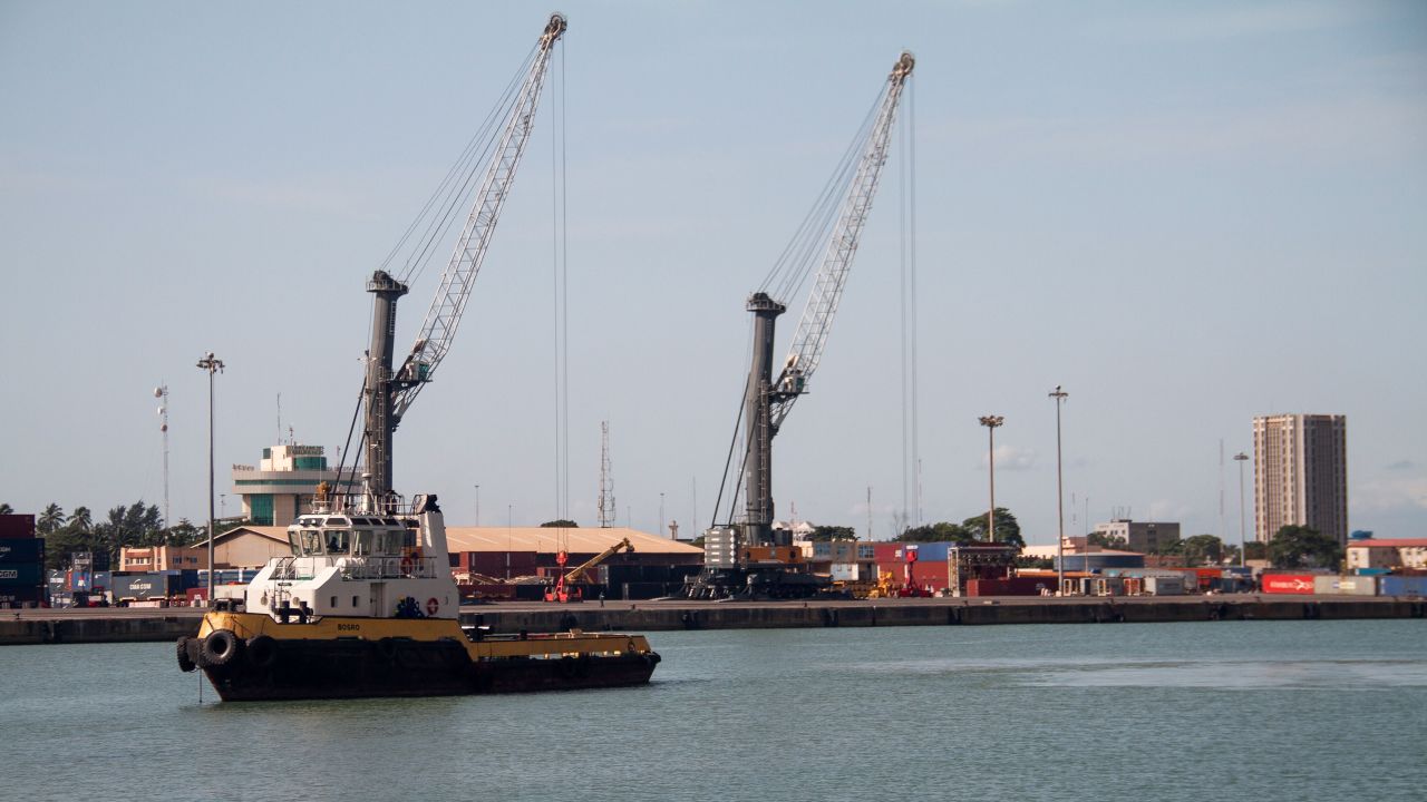 Kapal di Pelabuhan Otonomi Cotonou di Benin, Afrika Barat.  Mobil tiba di sini dari negara-negara Barat, termasuk AS. 