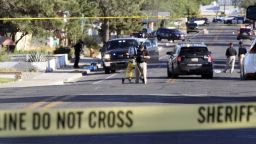 Следователите работят по жилищна улица след смъртоносна стрелба в понеделник, 15 май 2023 г., във Фармингтън, Ню Мексико. Властите съобщиха, че 18-годишен младеж е открил огън в северозападната общност на Ню Мексико, убивайки много хора и ранявайки други, пред органите на реда простреля смъртоносно заподозрения. (AP Photo/Susan Montoya Bryan)