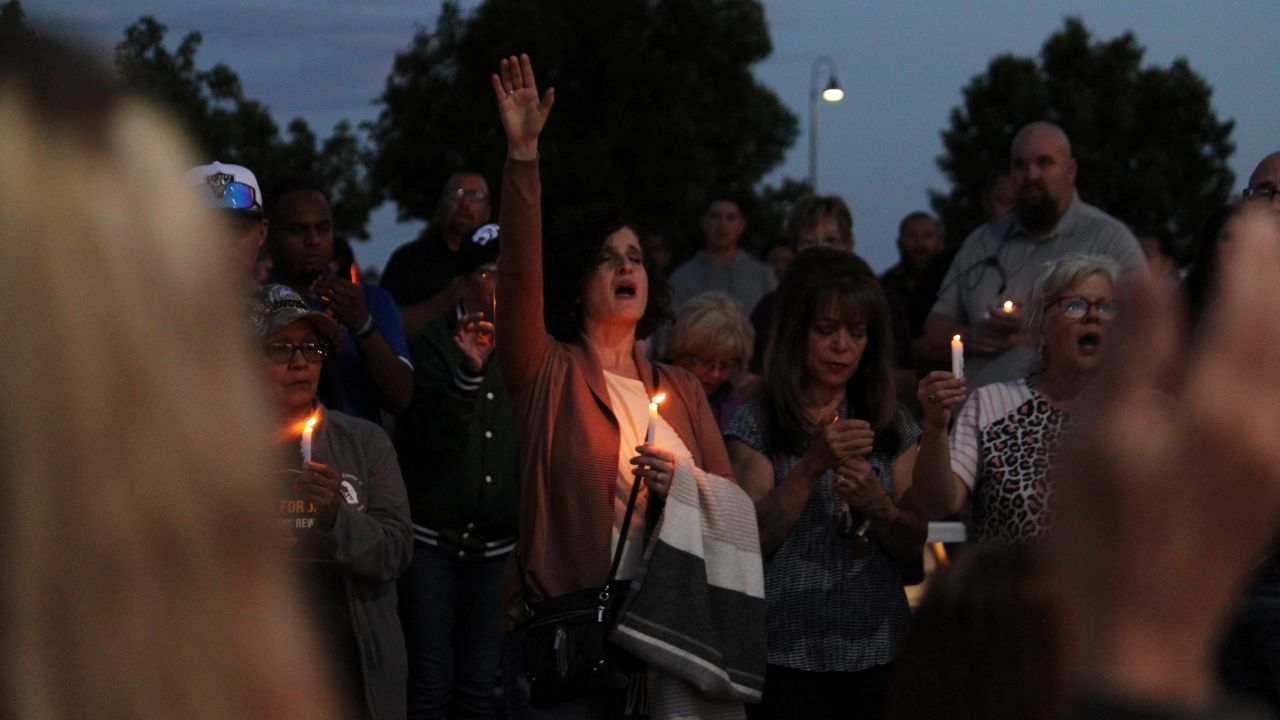 Miembros de la comunidad cantan durante una vigilia de oración el lunes en Farmington, Nuevo México.