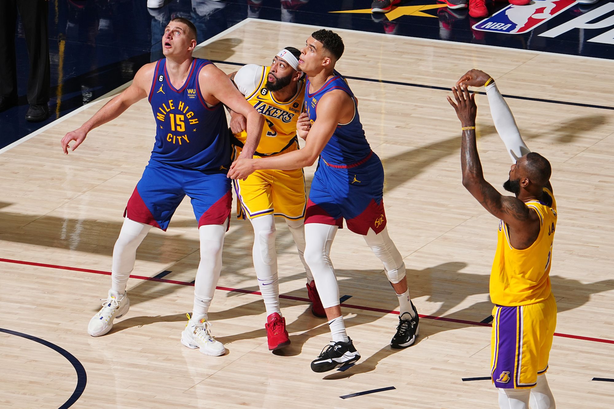 Nikola Jokić's triple-double pushes the Denver Nuggets to Game 1 victory  against the Los Angeles Lakers