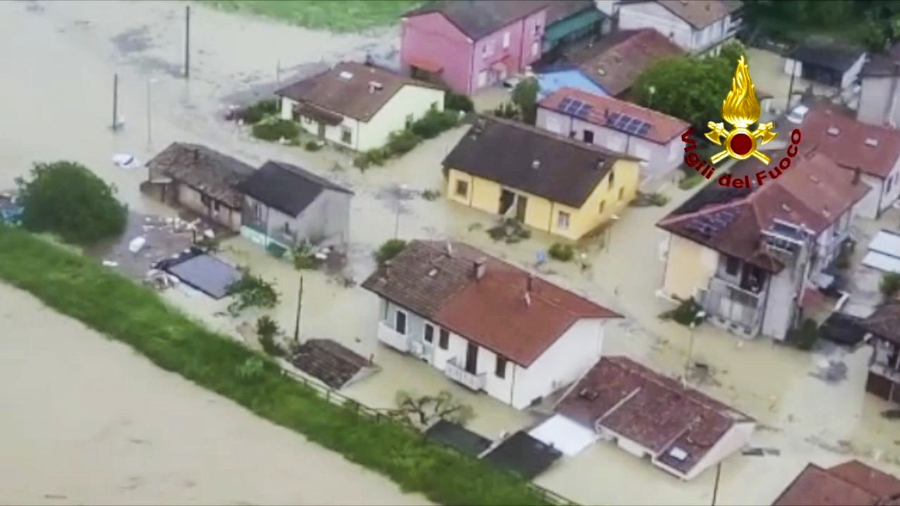 Una vista aérea de casas inundadas en Cesena, cuyos ocupantes tuvieron que trepar a los techos para escapar de los altos niveles de agua.