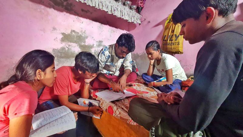 NextImg:Too few jobs, too many workers and 'no plan B': The time bomb hidden in India's 'economic miracle' | CNN Business
