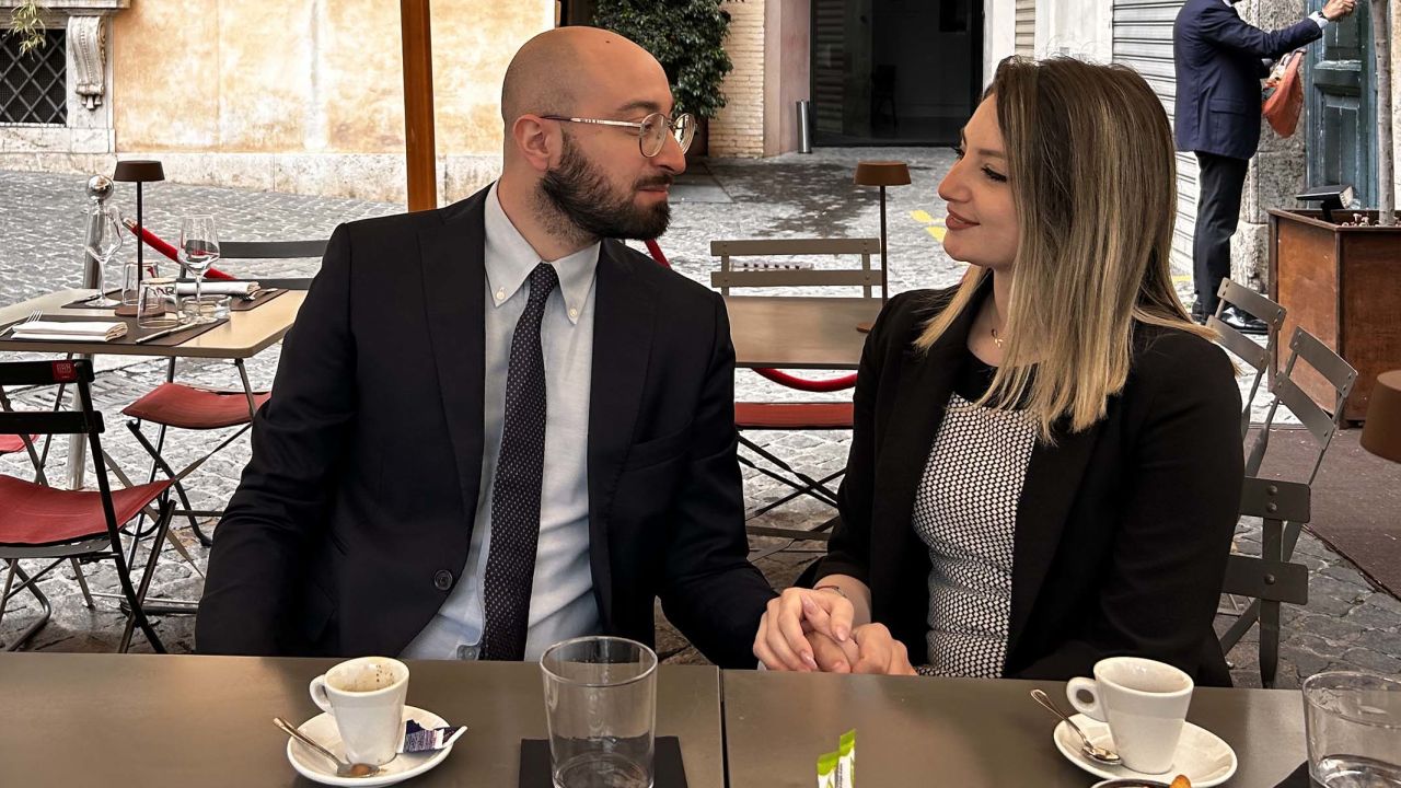 Gabriele De Luca y Claudia Giagheddu Saitta se sinceran sobre sus preocupaciones sobre tener un hijo en medio de la incertidumbre económica de Italia. 