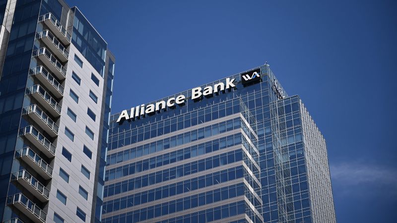 Regional bank stocks soar after Western Alliance says deposits are growing | CNN Business