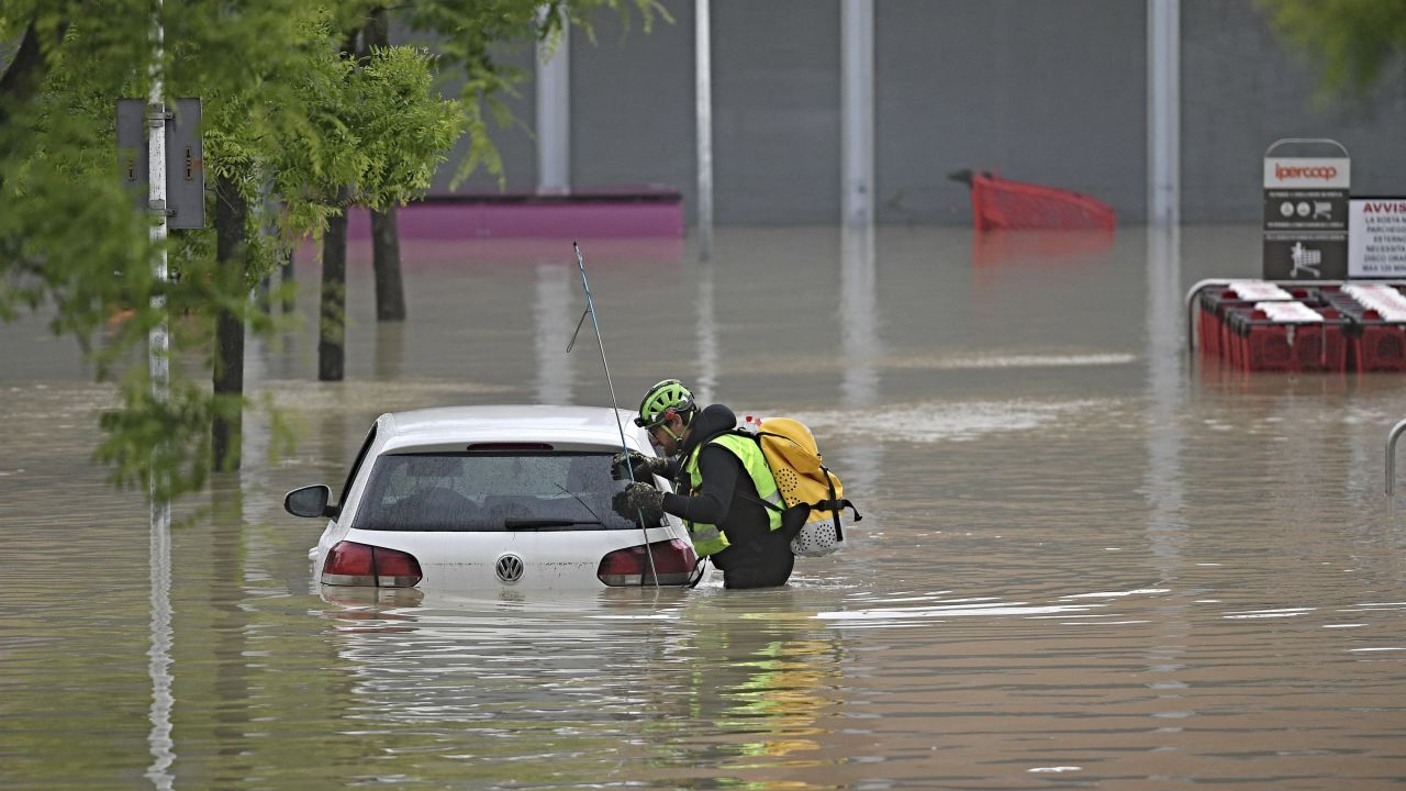 Un salvador espeleológico de montaña busca personas desaparecidas en un automóvil cerca de un supermercado en un área inundada en Cesena el miércoles.