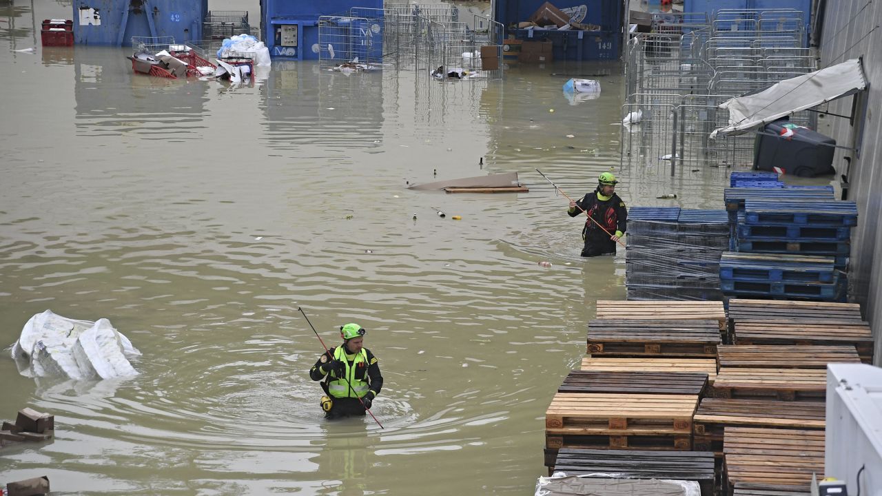 Rescatistas espeleológicos de montaña buscan personas desaparecidas en un área inundada cerca de un supermercado en la ciudad de Cesena el miércoles. 