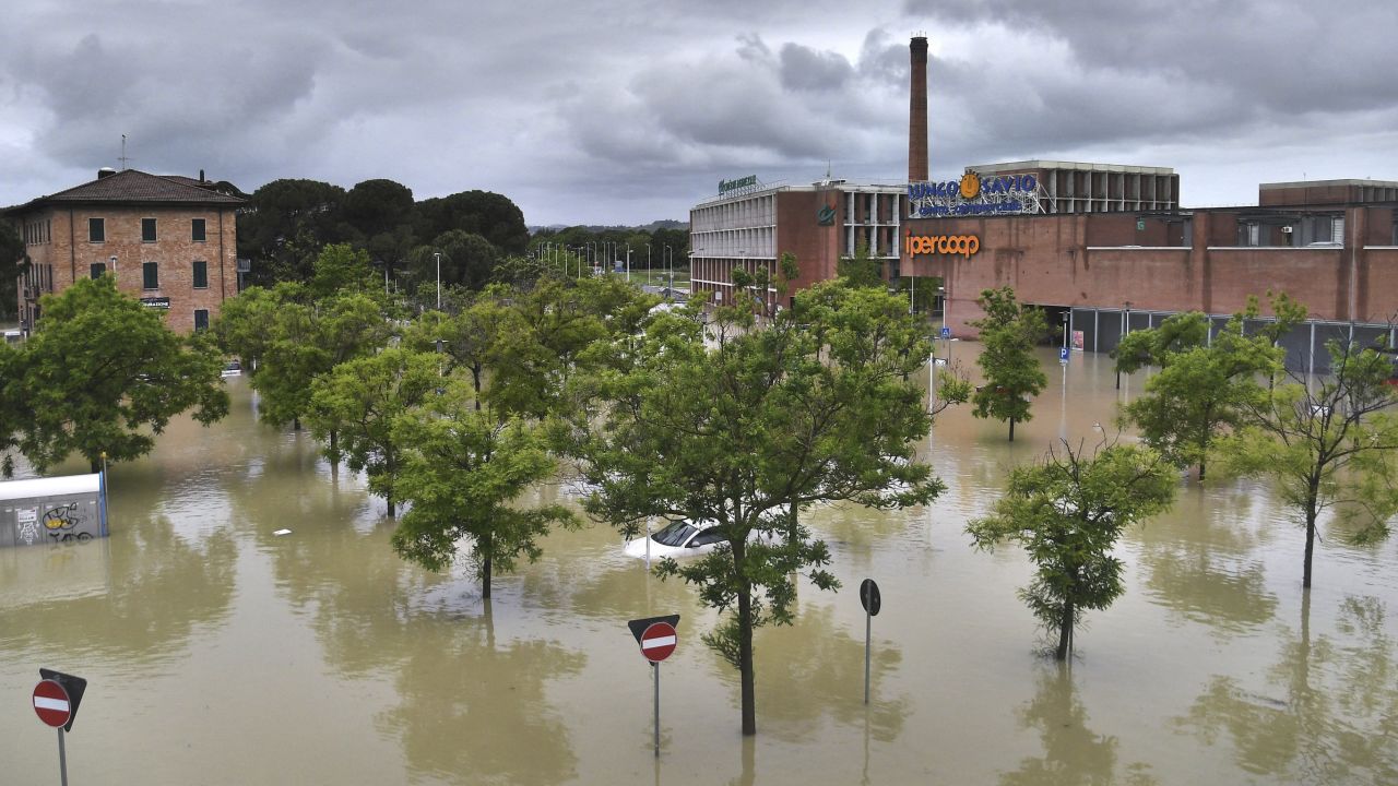 Una foto tomada en Cesena el miércoles muestra un distrito de supermercados inundado.