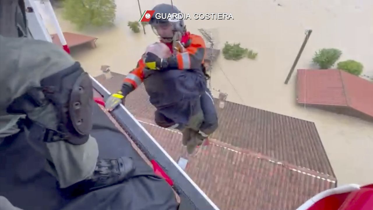 Esta foto proporcionada por la Guardia Costera italiana muestra a los rescatistas rescatando a un hombre del techo de una casa inundada en el área de Faenza de la ciudad.