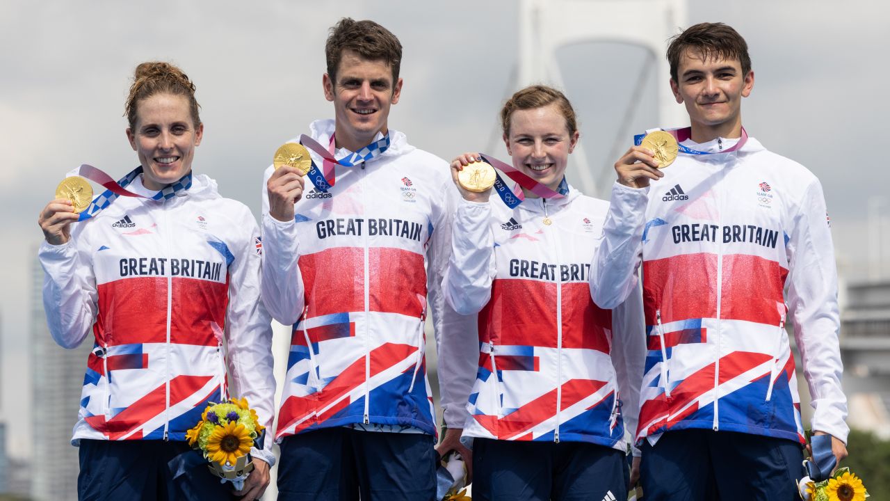 Jessica Learmonth, Jonathon Brownlee, Georgia Taylor Brown y Alex Yee del equipo de Gran Bretaña celebran en el podio durante la ceremonia de entrega de medallas después del triatlón mixto.