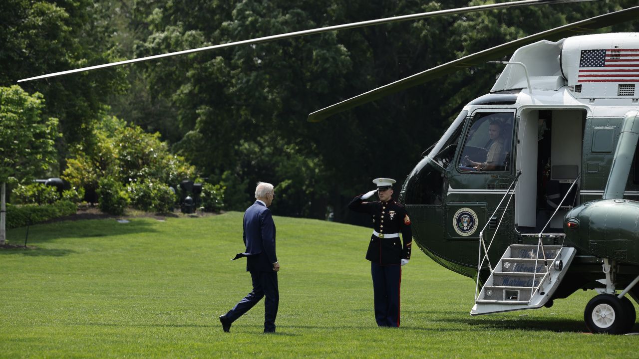 Presiden AS Joe Biden berjalan melintasi South Lawn sebelum menaiki Marine One dan meninggalkan Gedung Putih pada hari Rabu untuk menghadiri KTT G7.