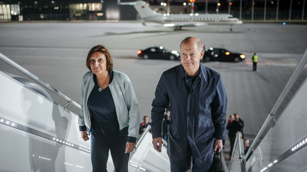 Together with his wife Britta Ernst, German Chancellor Olaf Scholz boards an air force plane for his trip to Hiroshima and the G7 summit.